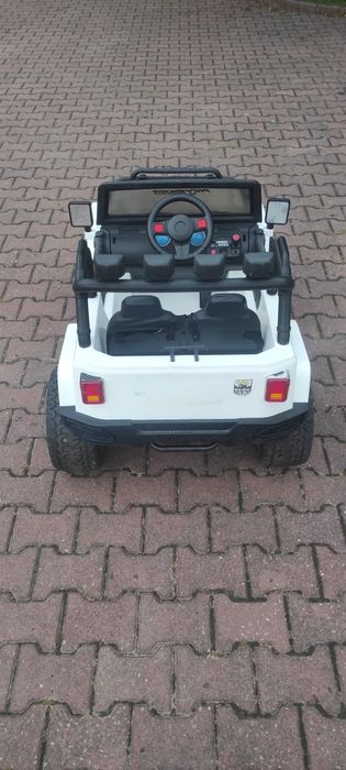 Samochodzik na akumulator 4x4 Jeep dla dziecka