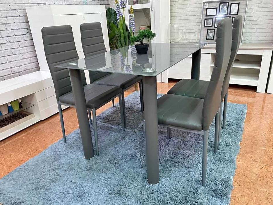 Mesa de jantar em vidro com 4 cadeiras