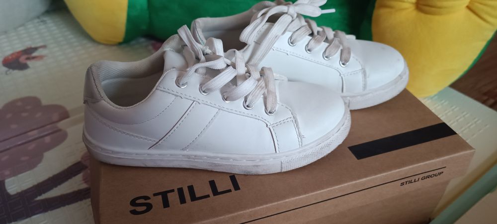 На дівчинку.    .