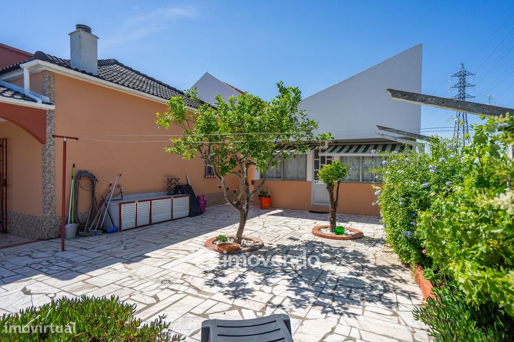 Moradia T4 mais Anexo T1, com jardim, na Caparica