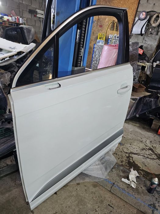 Двері передні ліві Audi Q7 4m