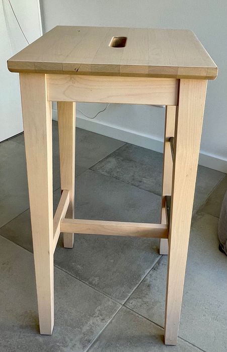 Conjunto de mesa alta com bancos e cadeira