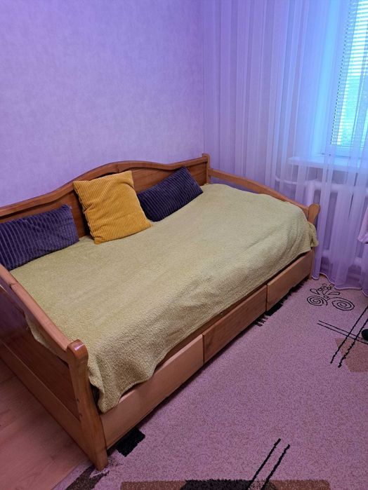 Дитяче дерев'яне ліжко