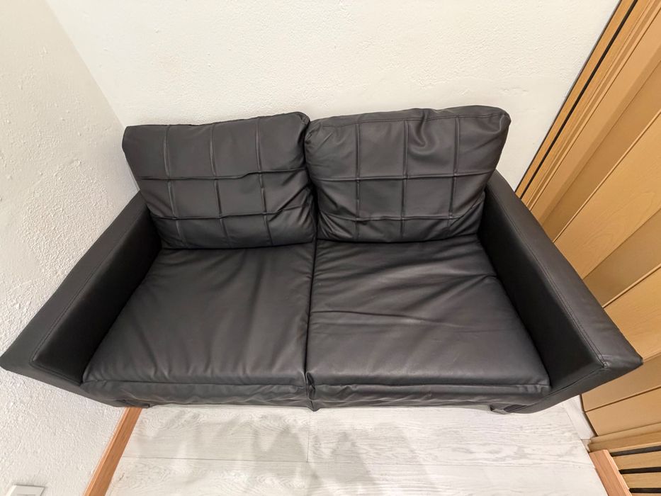 Sofá de couro com pouco tempo de uso