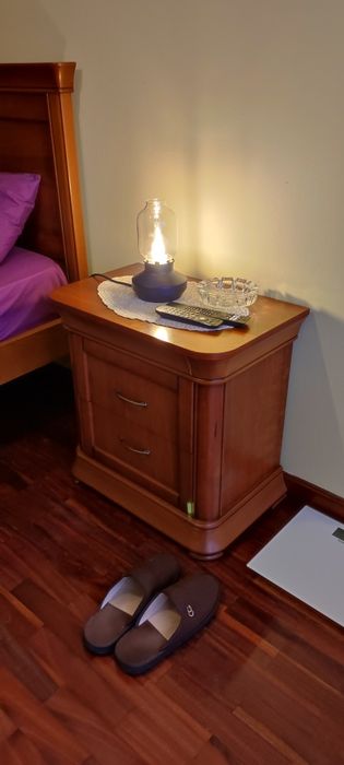 Mesa de cabeceira para quarto em madeira de Cerejeira