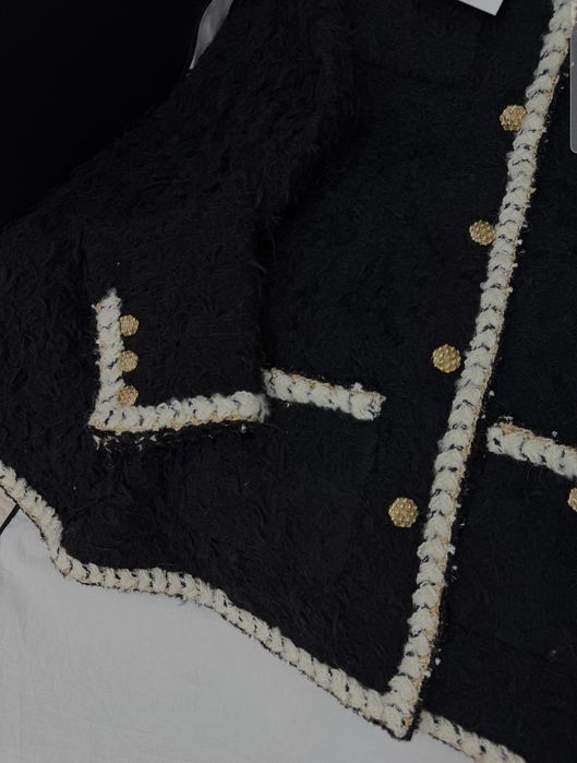 Chanel ażurowy kardigan z kryształowym zapięciem