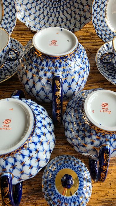 Porcelanowy serwis do herbaty – Łomonosow. Siatka kobaltowa.