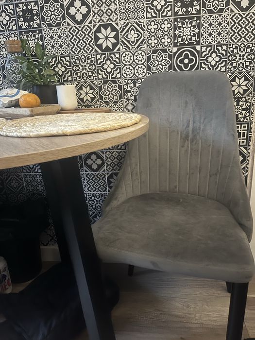 Stół okrągły z dwoma krzesłami