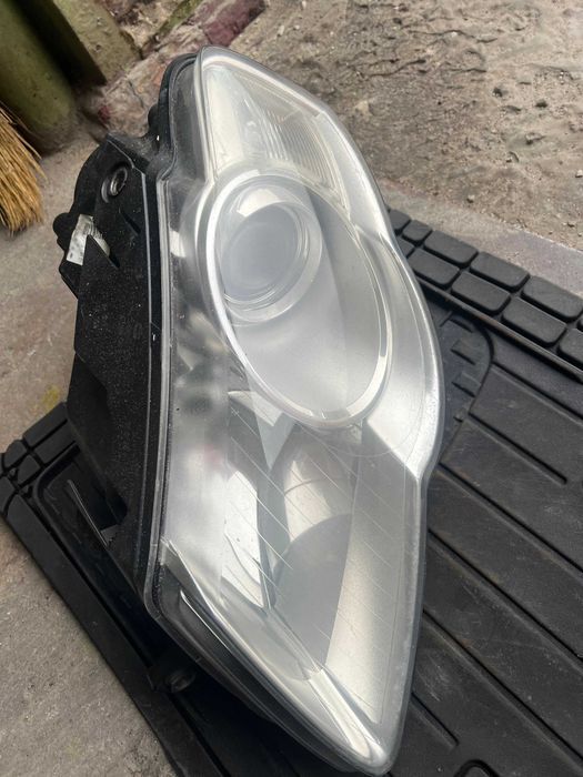 Фара левая передняя VW Passat В6  Hella / 1EL 247 014-05