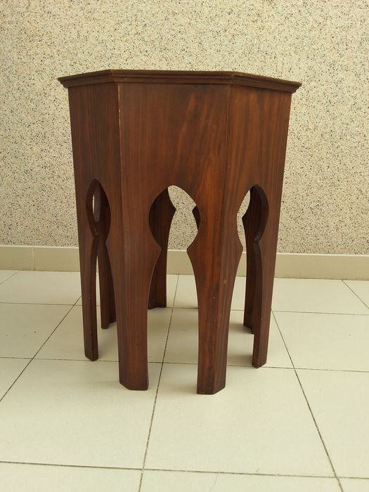 Mesa octagonal em madeira