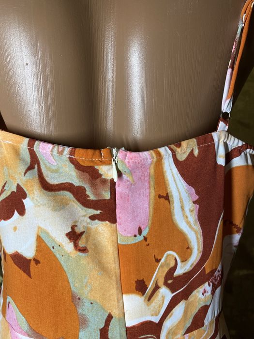 Легка літня сукня з асиметричним подолом