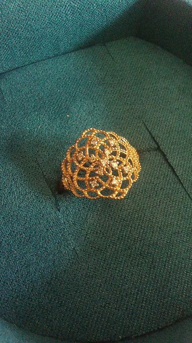 Pierścionek złoty z małymi diamentami