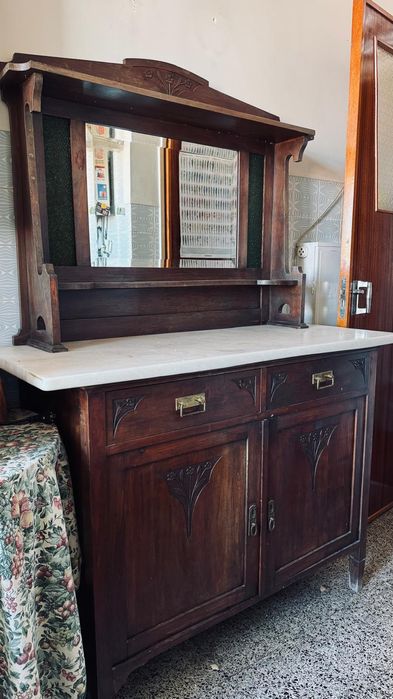 Móvel com tampo em mármore