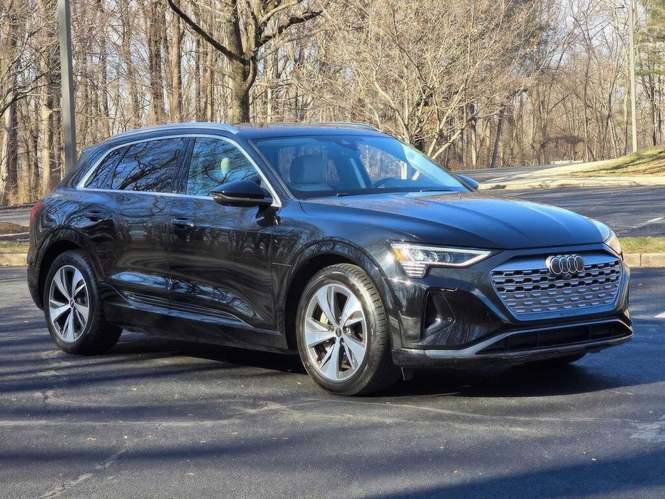 Audi Q8 e-tron quattro Premium Plus      2024