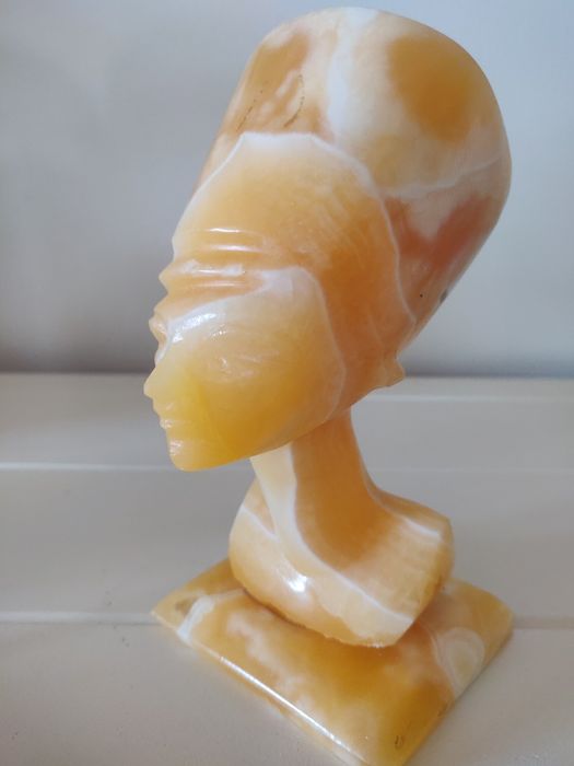 Peça em pedra proveniente do Egito