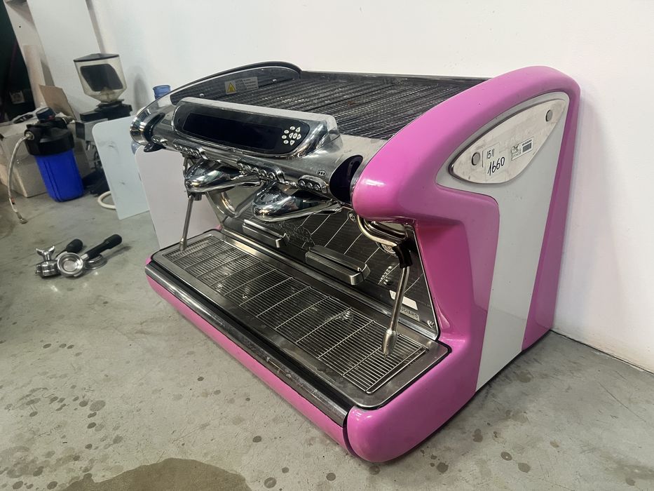 Кавомашина Faema Emblema біла та рожева