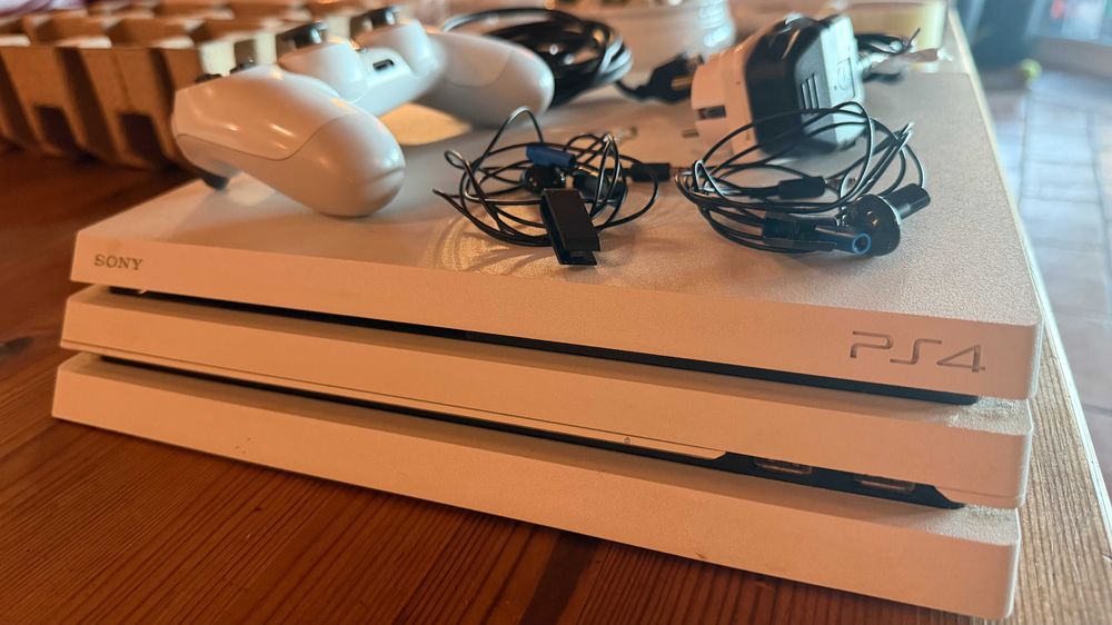 PS4 Pro 1TB Glacier White (Branca) - Caixa Original + Acessórios