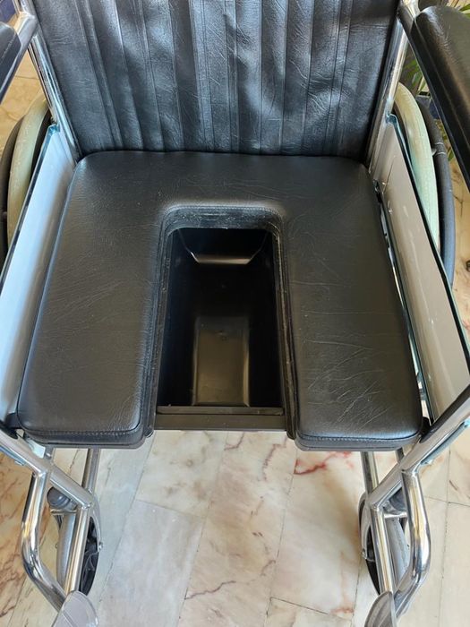 Cadeira clínica de rodas  nova