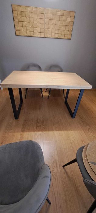 Mesa de jantar com pés em ferro