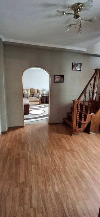Продаж частини будинку на Польовій з окремим двором і хорошим ремонтом!