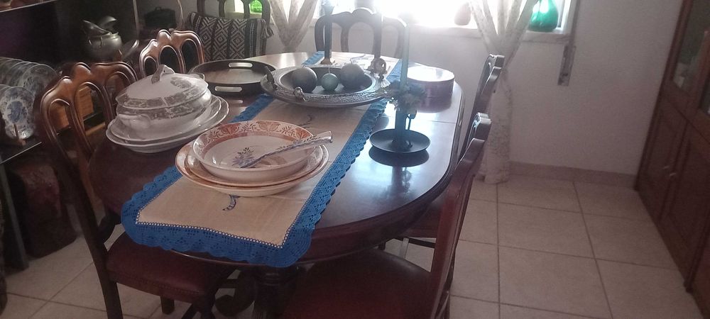 Mesa de jantar com seis cadeiras
