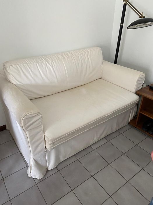 Sofa com 1,40m que aberto faz cama