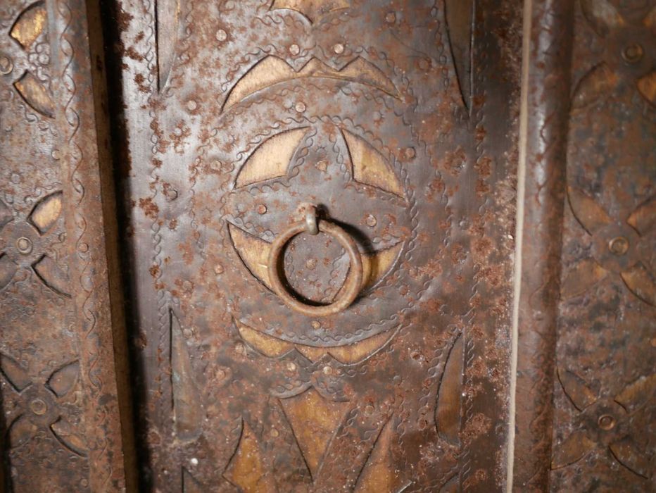 Móvel Vertical Único em Madeira Maciça (Design Rústico e Robusto)