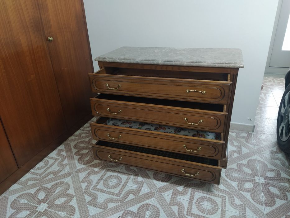 Cómoda com tampo em mármore