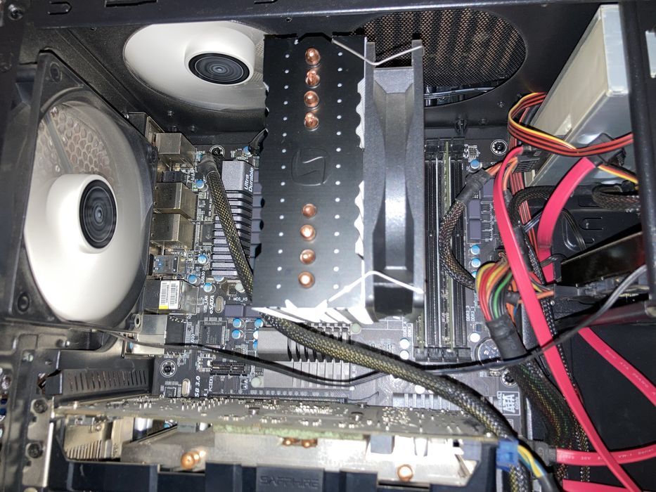 Komputer do gier z monitorem