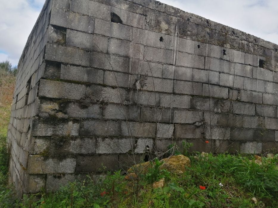 Vende-se terreno com barracão