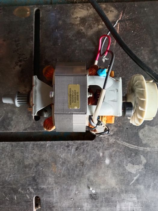 Електромотор от кухонного комбайна.