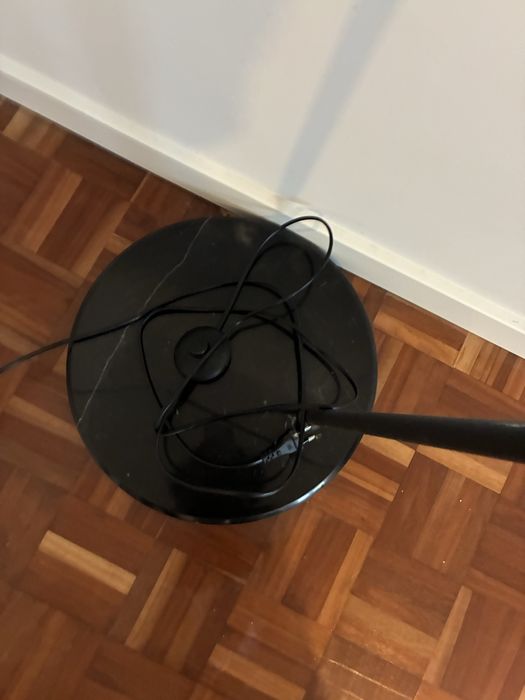 Candeeiro de pé com base em marmore