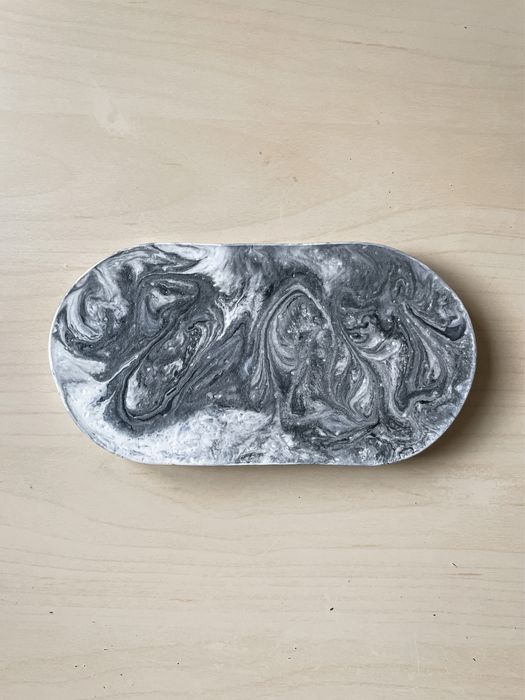 Czarno-biała taca z gipsu polimerowego