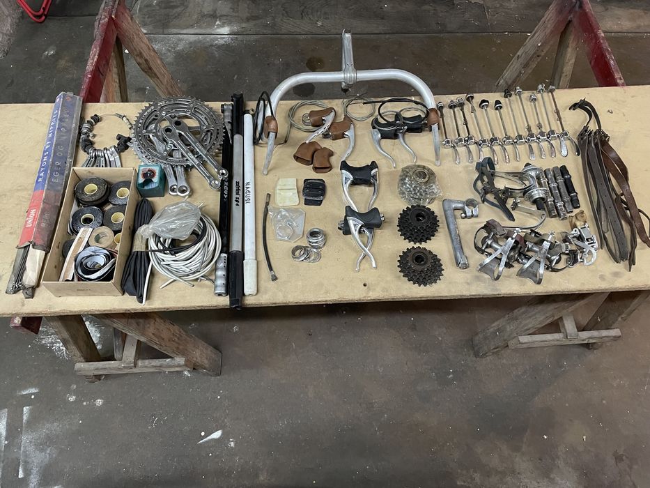 Bicicletas antigas e material