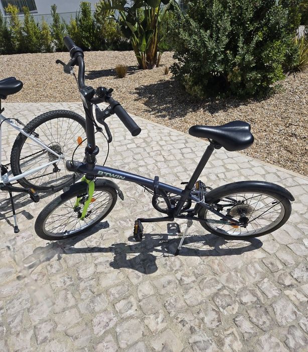 Conjunto 2 bicicletas e uma trotineta.