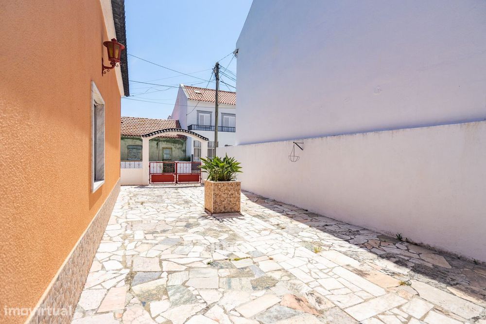 Moradia T4 mais Anexo T1, com jardim, na Caparica