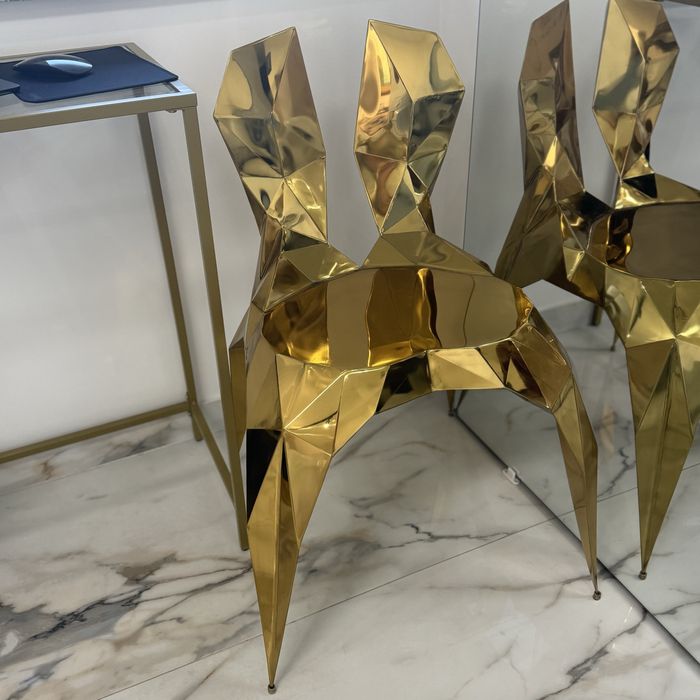 Designerskie krzesło premium – złoto, rzeźba, unikat