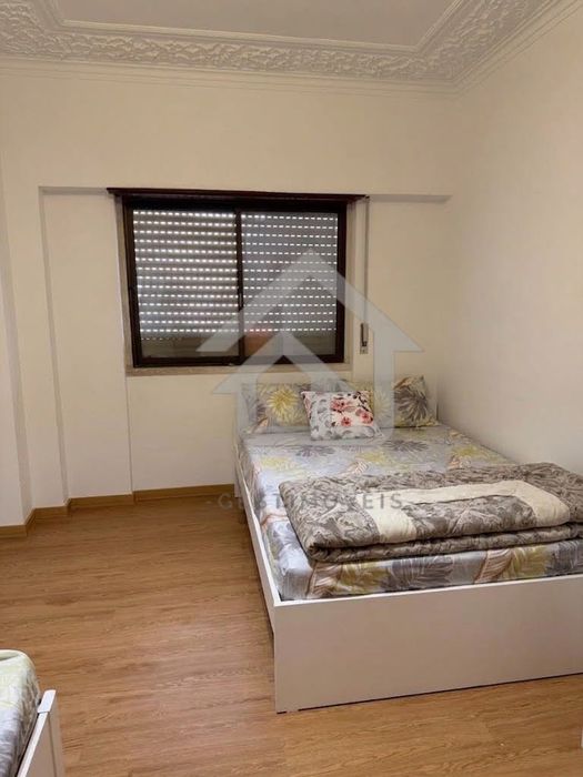 Quartos individuais grandes a menos de 30segundos da Estação de Queluz-Belas