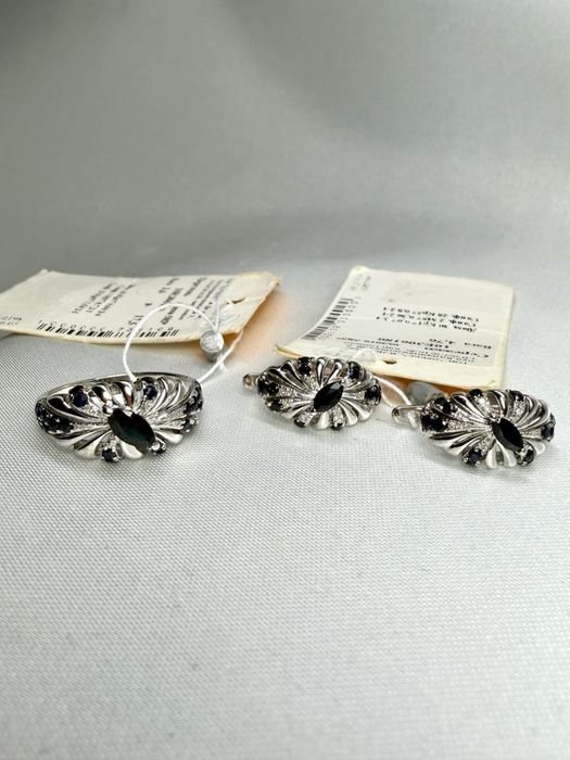 Золотий набір сережки та каблучка з діамантами та сапфірами