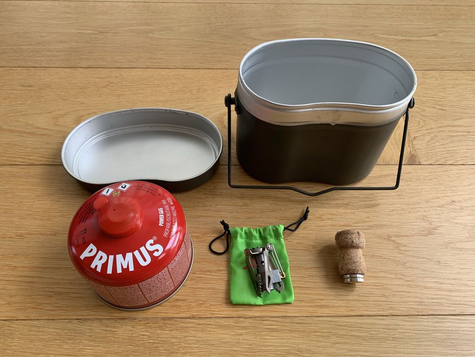 Газовий балон, пальник та горщик для походів