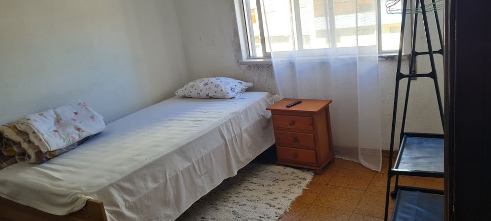 Quarto individual para arrendar em Setúbal