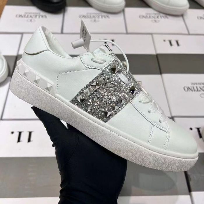 Кросівки кеди Valentino є багато кольорів