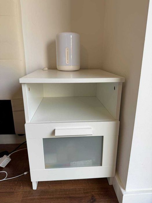 Mesa de Cabeceira Branca com Gaveta e Prateleira