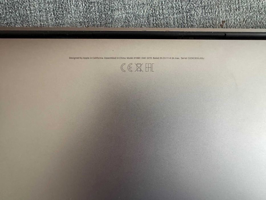 MacBookPro 2018 15" A1990 экран и топкейс в сборе