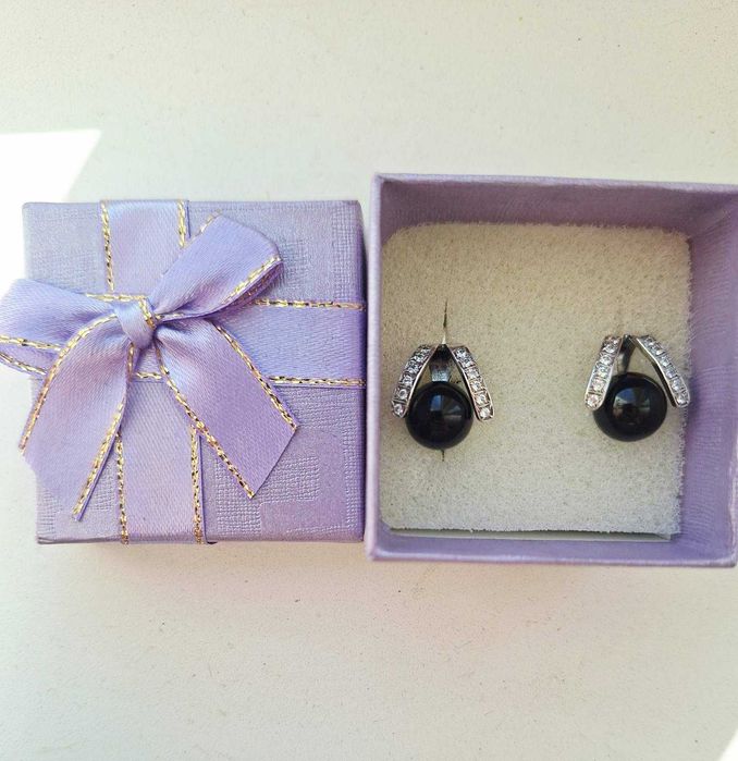 Серьги серебряные с черным агатом и с 12 фианитами на каждой сережке