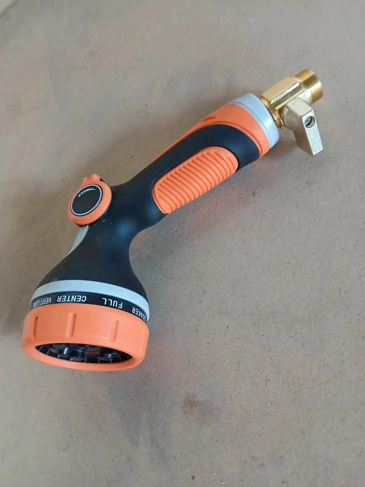 Zraszacz zraszający do mycia samochodu w ogrodzie