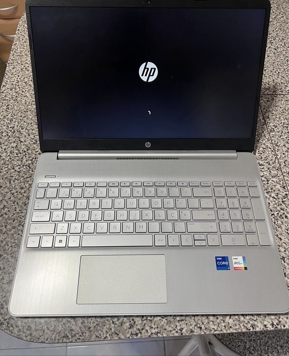 Portátil HP 15s-fq5023np - 15.6" Core i7 16GB 512GB SSD ×