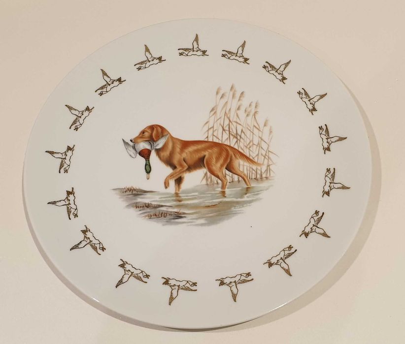 Prato Vista Alegre com motivo de Cão com pato na boca