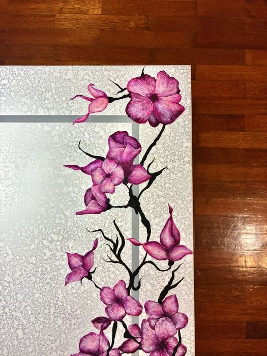 Mesa pintada à mão com florais envernizados