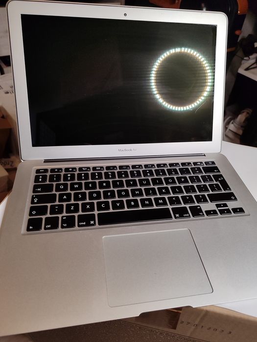 MacBook Air 13 2015 8 GB ram 500 GB i5